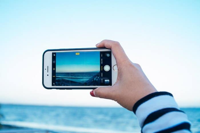 La mano de una persona tomando una foto usando la aplicación HDR para iPhone