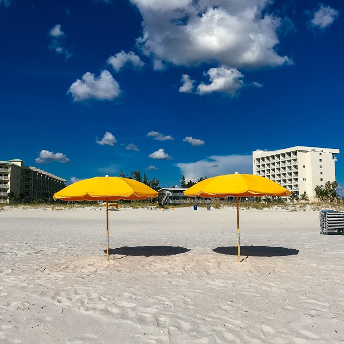Una impresionante foto hdr de iphone de sombrillas amarillas en la playa
