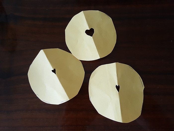 tres círculos de papel con un agujero en forma de corazón - puntas de bokeh en forma de corazón