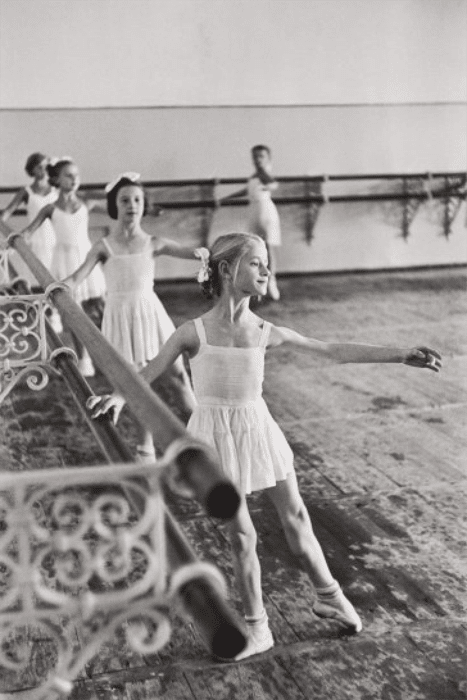 una imagen en blanco y negro de henri-cartier bresson de 5 bailarines en la escuela de ballet bolshoi