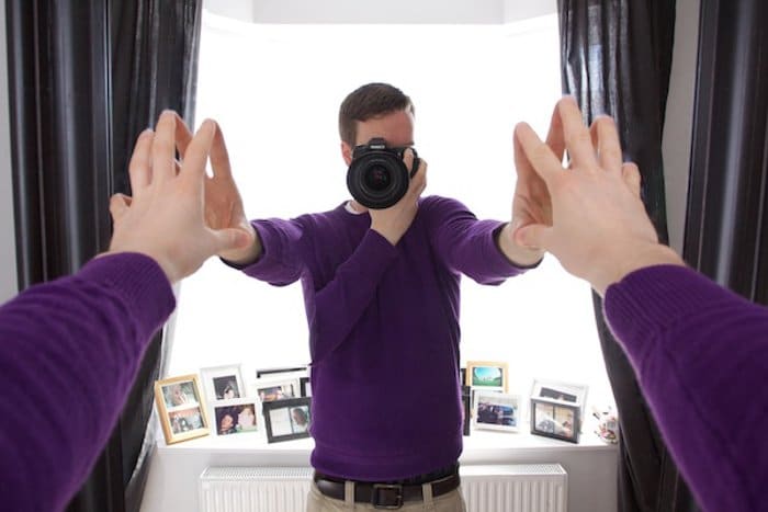 foto de un hombre haciéndose una foto en el espejo