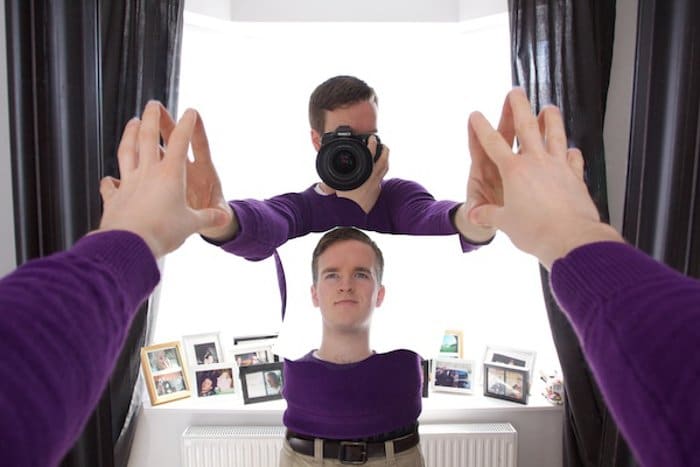 Foto de un hombre tomándose una foto en el espejo