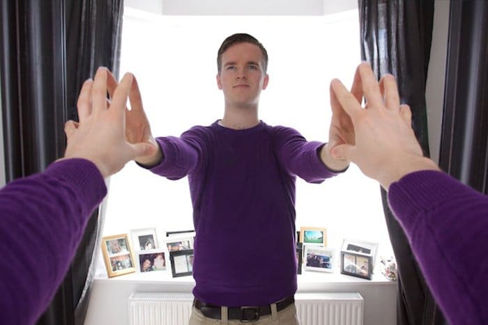 foto de un hombre alcanzando el espejo con ambas manos