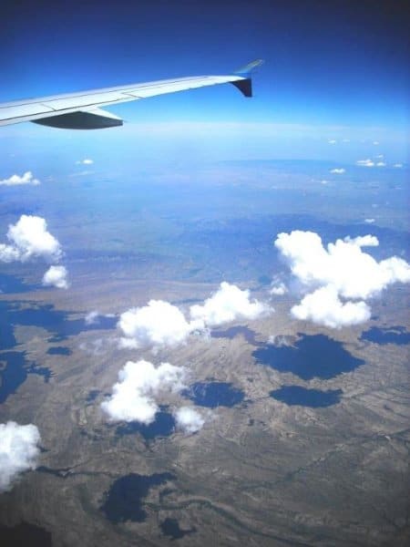 Una imagen desde la ventana de un avión con vistas a las llanuras.  Ángulo alto: consejos para el desafío fotográfico de 30 días