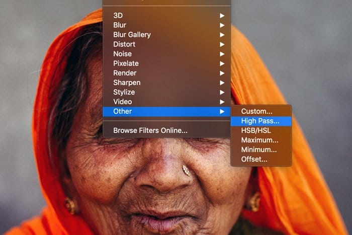 Una captura de pantalla que muestra cómo aplicar el filtro de paso alto en Photoshop