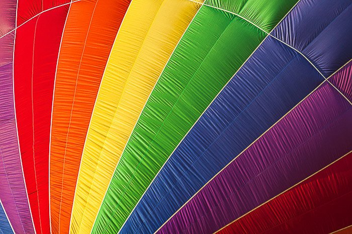 Una foto de primer plano de un colorido globo aerostático