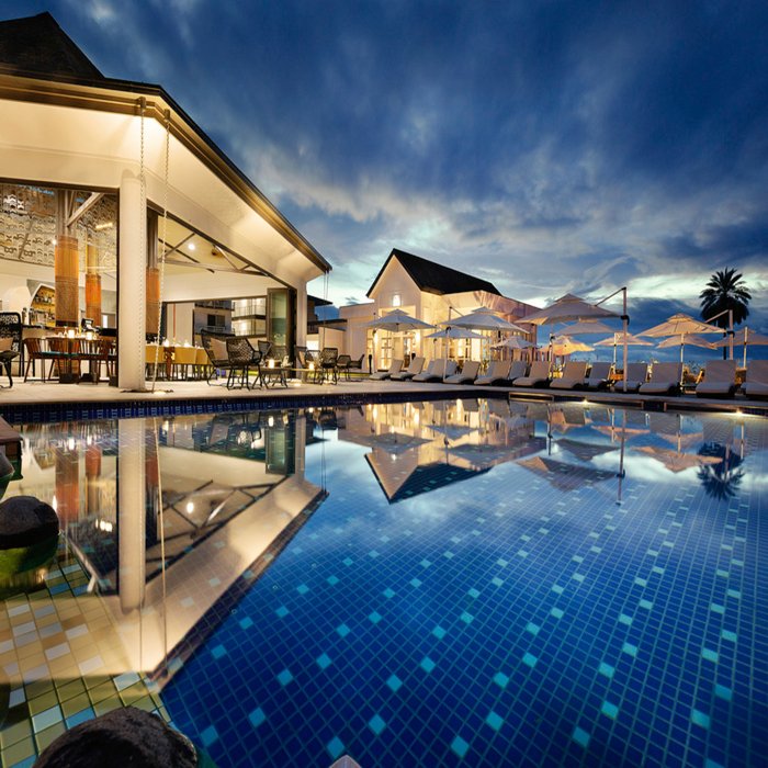 Exterior de un lujoso hotel con piscina