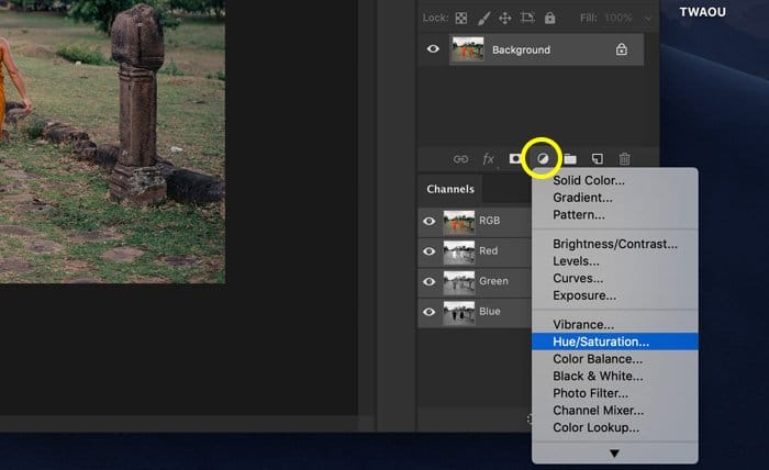 Una captura de pantalla que muestra cómo usar el tono/saturación para cambiar el color en Photoshop