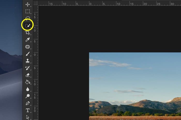 Una captura de pantalla que muestra cómo cambiar el color del cielo en Photoshop: herramienta de selección rápida