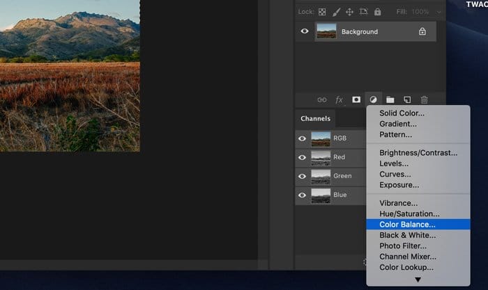 Una captura de pantalla que muestra cómo usar el balance de color para cambiar el color del cielo en Photoshop