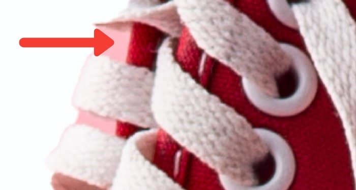 foto de primer plano de los cordones de un par de zapatillas rojas