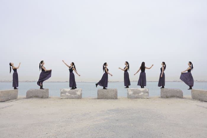 Una foto multiplicidad de una mujer clonada bailando en una playa