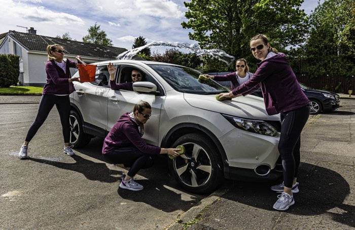 Una foto multiplicidad de una mujer clonada lavando su auto