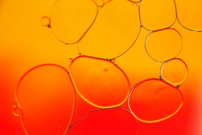 fondo rojo intenso y naranja con formas de burbujas