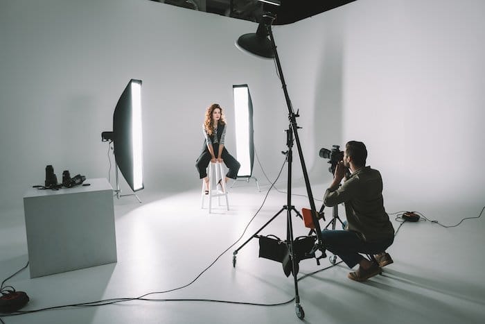 un fotógrafo usa la captura de ataduras para tomar retratos en un estudio