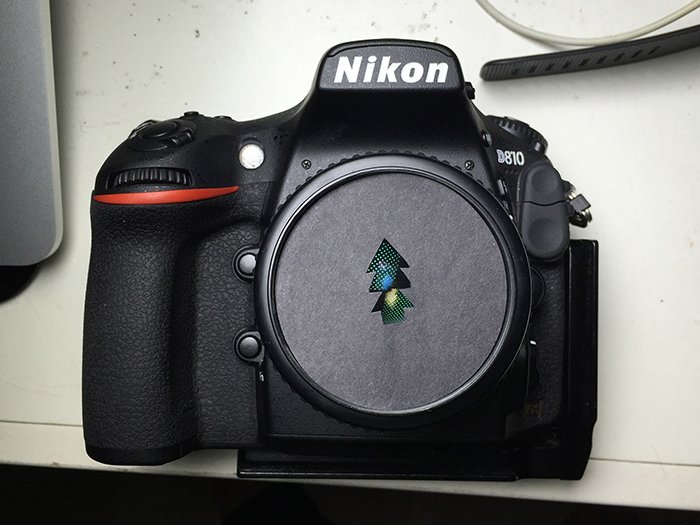 foto de una cámara Nikon con un filtro de forma bokeh personalizado