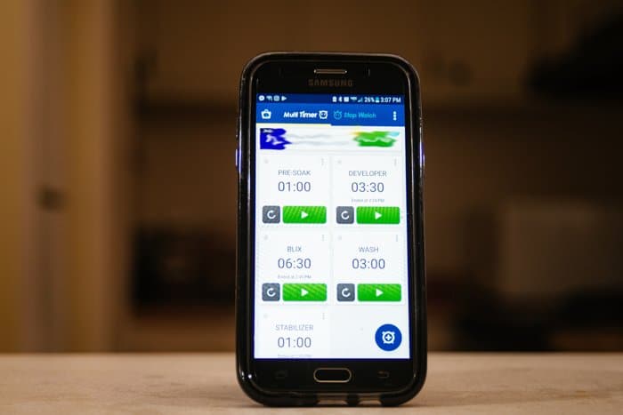 se muestra una imagen de un teléfono Samsung con una aplicación de temporizador múltiple