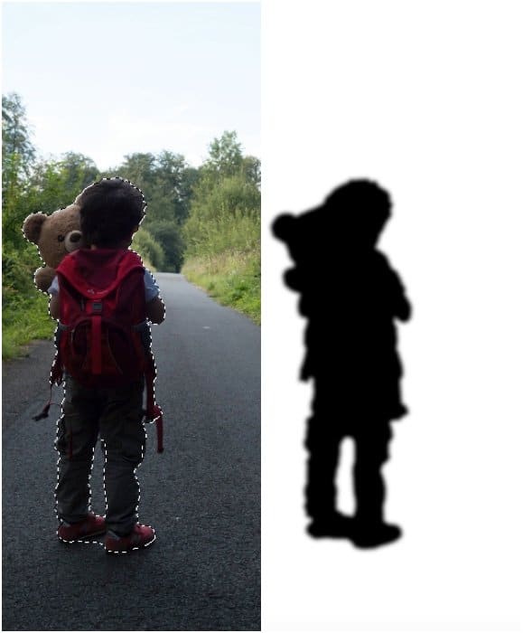 Un díptico de un niño sosteniendo un osito de peluche en una carretera, la foto de la derecha borrosa