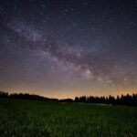 Una foto de paisaje de noche con la vía láctea