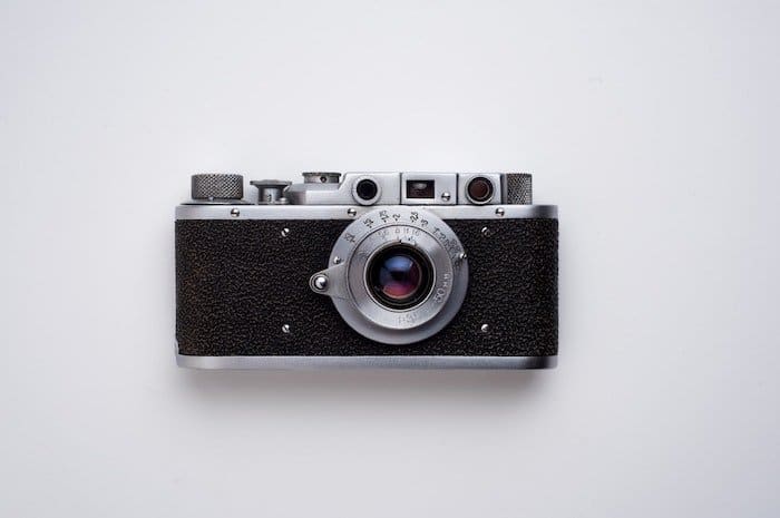 una cámara vintage sobre fondo blanco