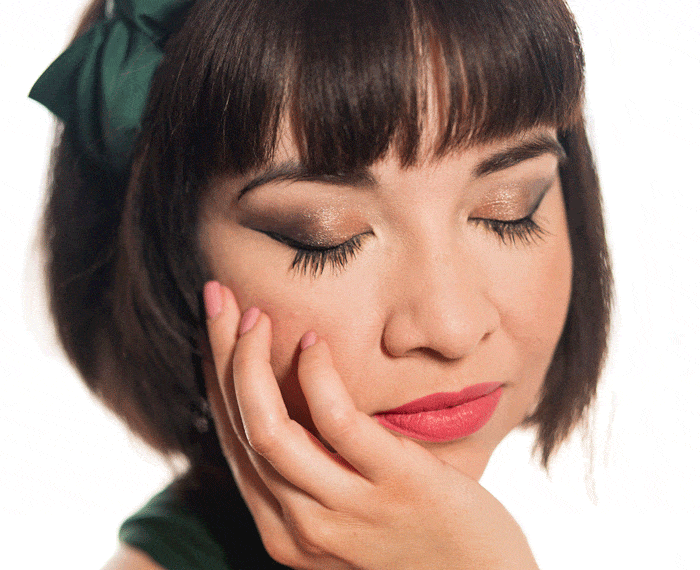 como hacer un gif en photoshop: GIF retrato de una mujer con los ojos cerrados y abiertos