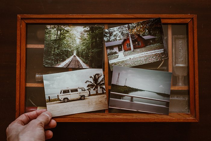 Un primer plano de una persona seleccionando fotos para hacer su propio libro de fotos