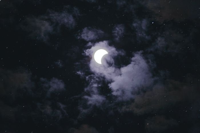 foto del eclipse solar con nubes