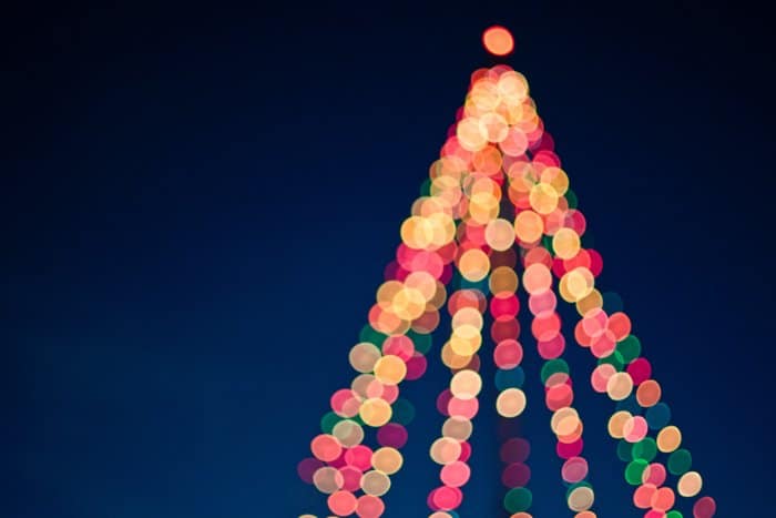 Luces bokeh en forma de árbol de Navidad
