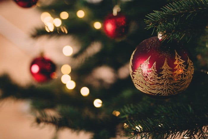 Adornos navideños y luces en un árbol