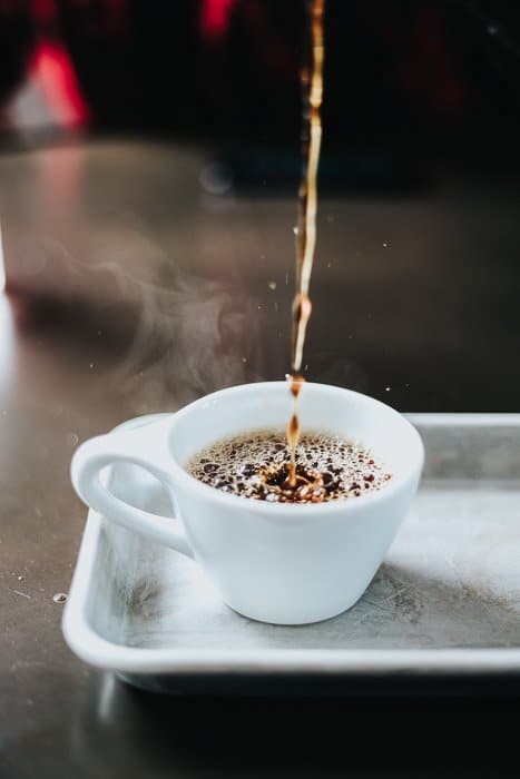 Verter café en una taza de café: cómo fotografiar el vapor