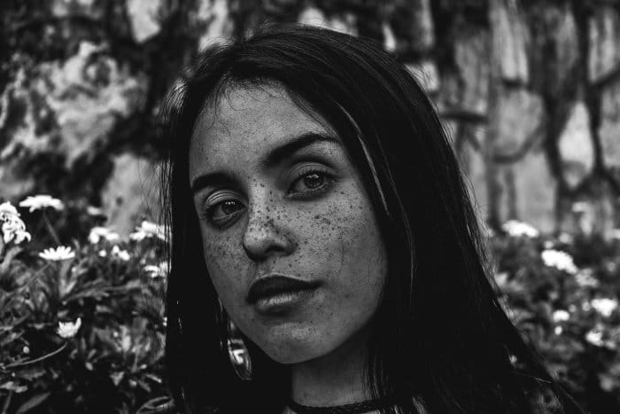 Retrato en blanco y negro de una mujer con pecas