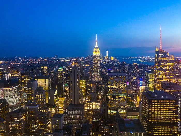 Una vista aérea de un impresionante paisaje urbano por la noche: precios de fotografía para principiantes