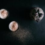 Fotografía de comida aérea oscura y malhumorada con dos postres