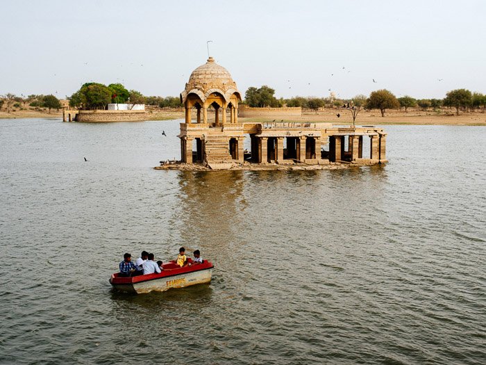 Una estructura antigua en un lago en la India