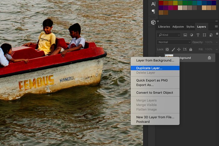 Una captura de pantalla que muestra cómo enfocar imágenes en Photoshop usando una foto de un bote pequeño en un lago