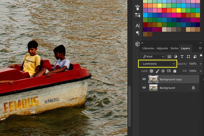 Una captura de pantalla que muestra cómo enfocar una imagen en Photoshop usando una foto de un bote pequeño en un lago