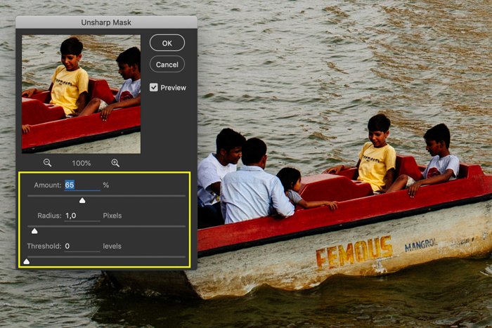 Una captura de pantalla que muestra cómo enfocar imágenes en Photoshop usando una foto de un bote pequeño en un lago