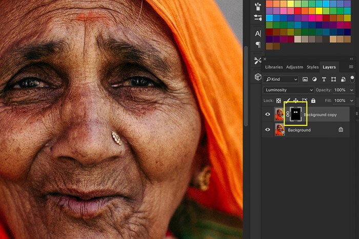 Una captura de pantalla que muestra la nitidez de la imagen en Photoshop usando un retrato de una mujer india