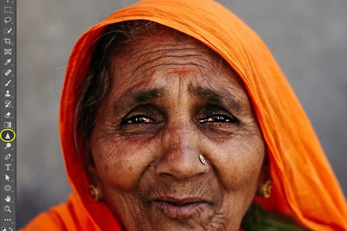 Una captura de pantalla que muestra la nitidez de la imagen en Photoshop usando un retrato de una mujer india