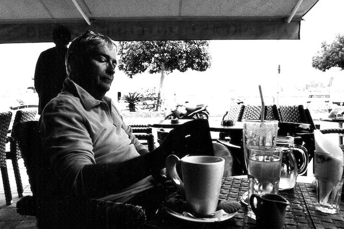 Un retrato monocromático de un hombre en un café tomado de la cadera