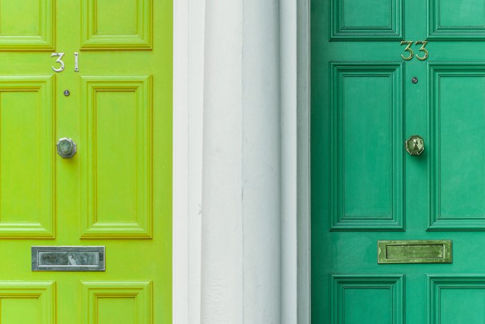 imagen de dos puertas;  uno verde brillante y otro verde esmeralda