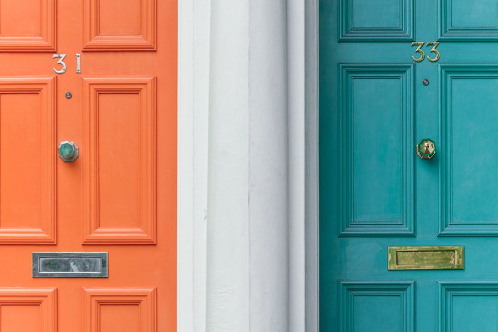 imagen de dos puertas;  uno naranja y uno verde