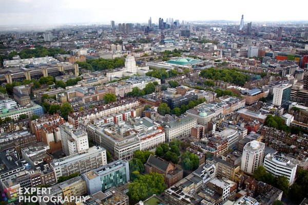 Una imagen de un paisaje urbano, tomada en ángulo.  Ángulo alto: consejos para el desafío fotográfico de 30 días