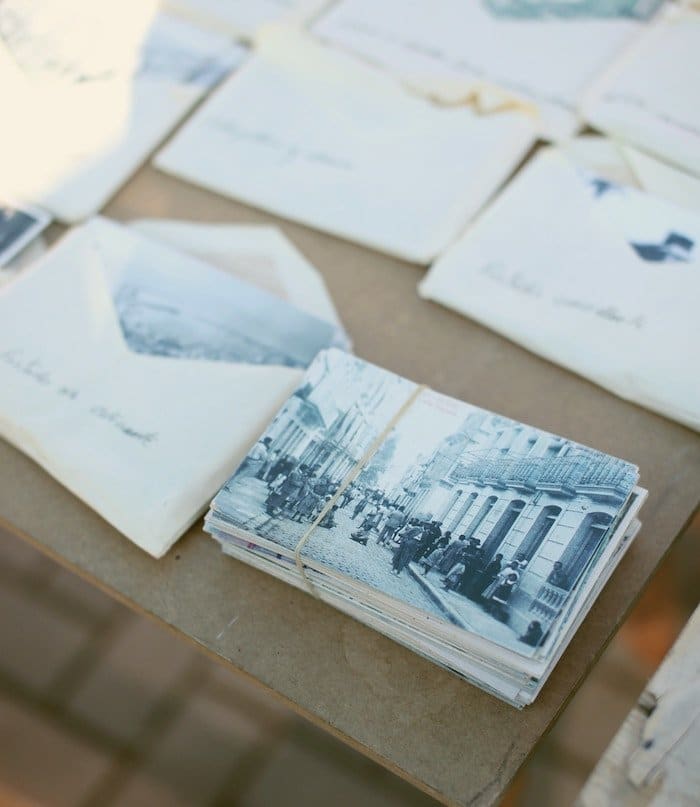 una mesa de fotografías antiguas impresas