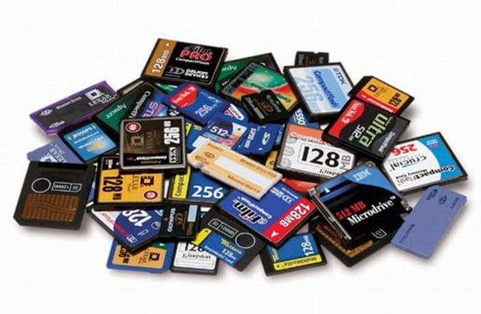 Un montón de tarjetas de memoria de diferentes tamaños y tipos sobre un fondo blanco - la mejor tarjeta de memoria