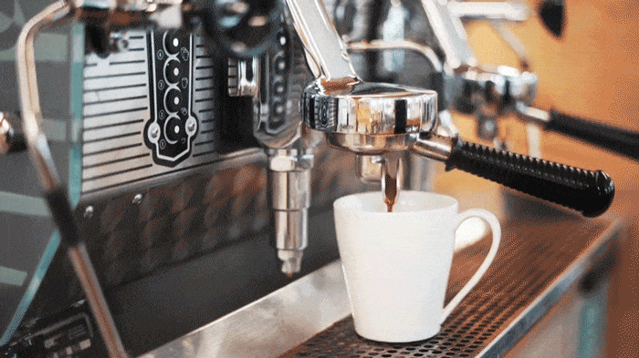 cinemagraph de una máquina de café llenando una taza de café