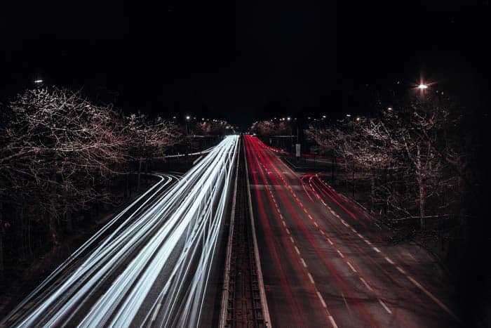 Transmisión de estelas de luz roja y blanca en una toma de carretera a f/5.6 durante 235 segundos a ISO 100