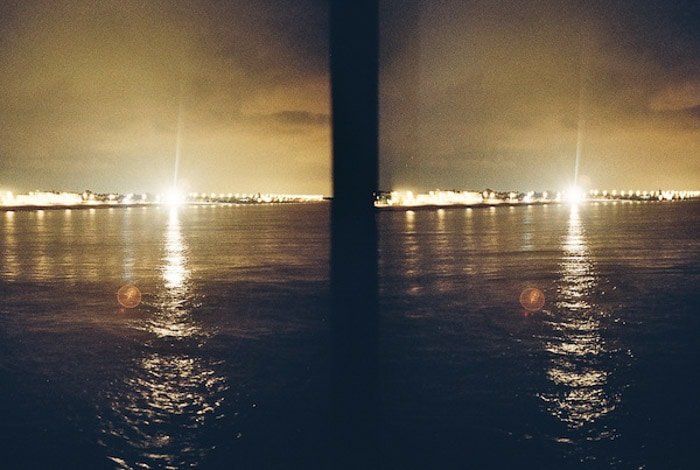 Fotografía cinematográfica de un paisaje marino de noche.