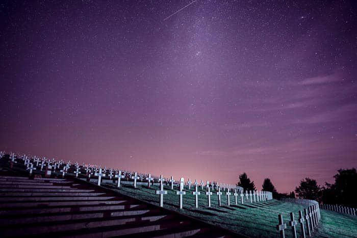 Una foto nocturna de un cementerio bajo un cielo estrellado