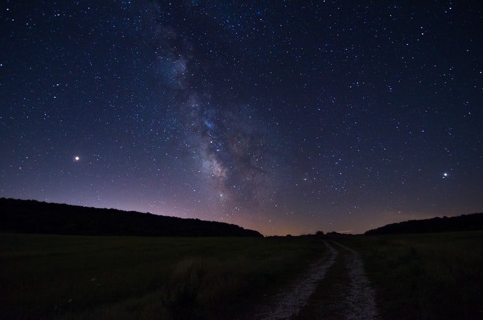 Un hermoso paisaje filmado de noche con un cielo estrellado. 
